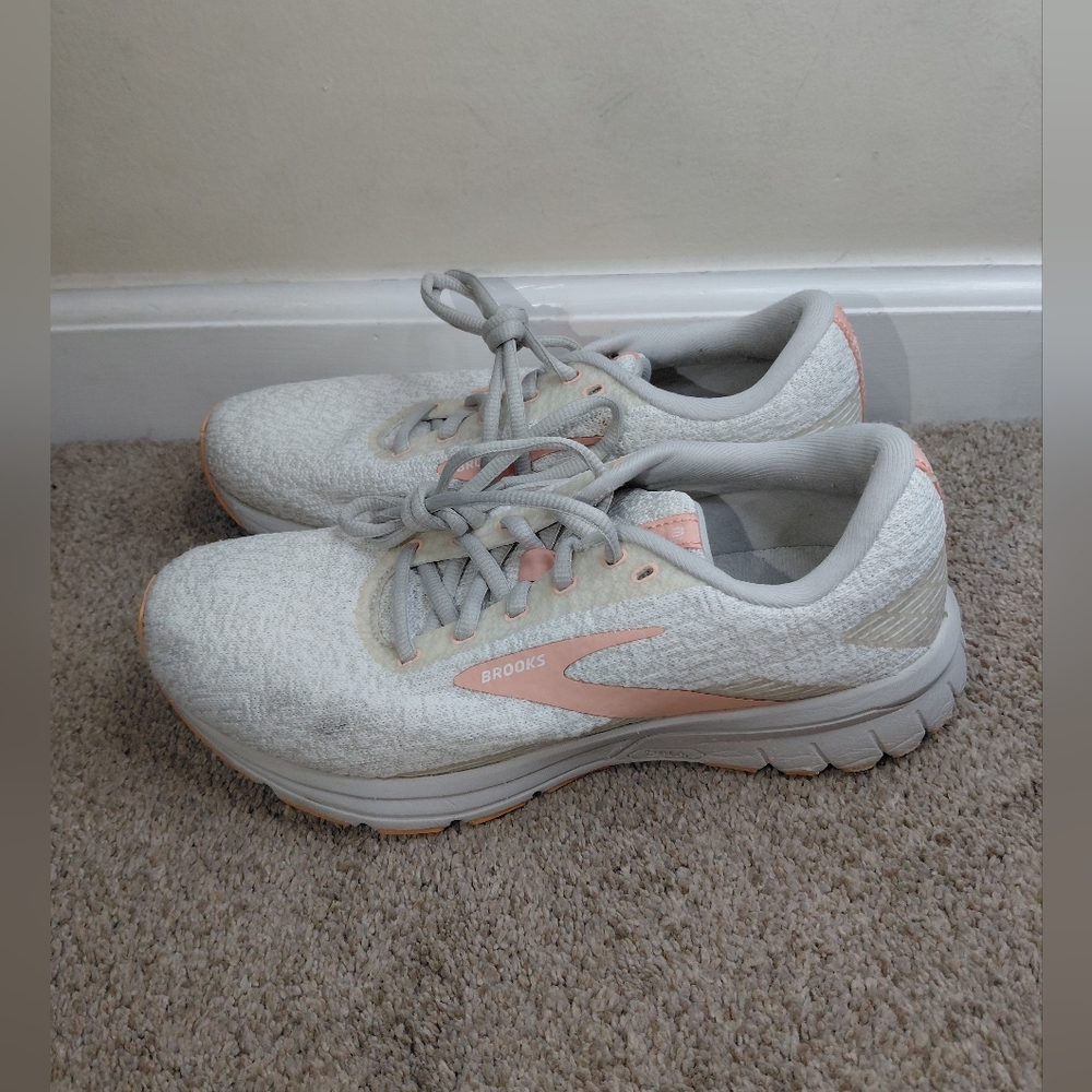 Brooks Signal  Women's Size 8B Athletic Shoes - White and Peach